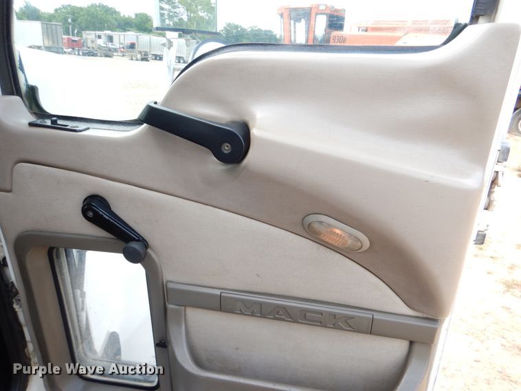 image for item DM3896 2006 Mack CHN613  dump truck