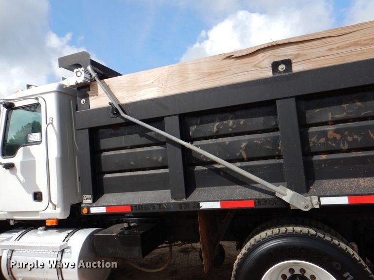 image for item DM3896 2006 Mack CHN613  dump truck