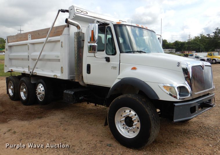 image for item DM3899 2004 International 7400  dump truck