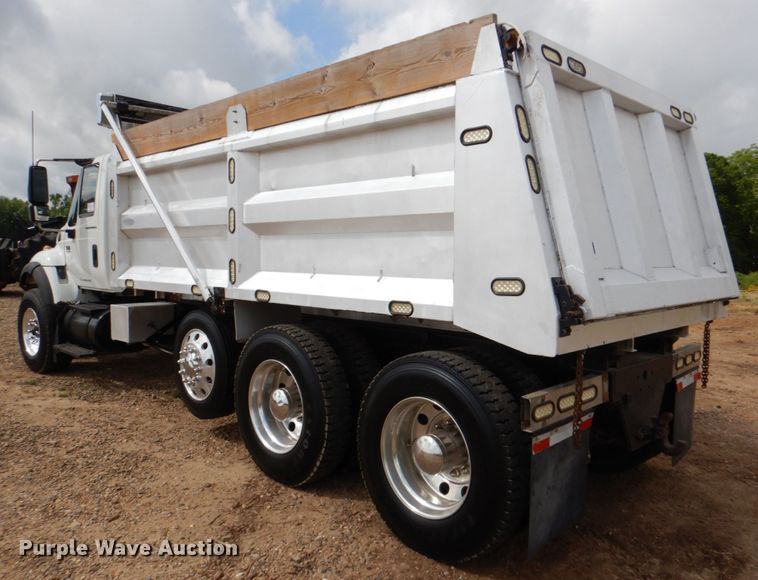 image for item DM3899 2004 International 7400  dump truck