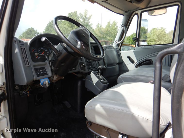 image for item DM3899 2004 International 7400  dump truck