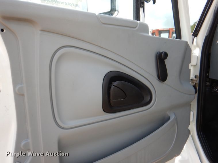 image for item DM3899 2004 International 7400  dump truck