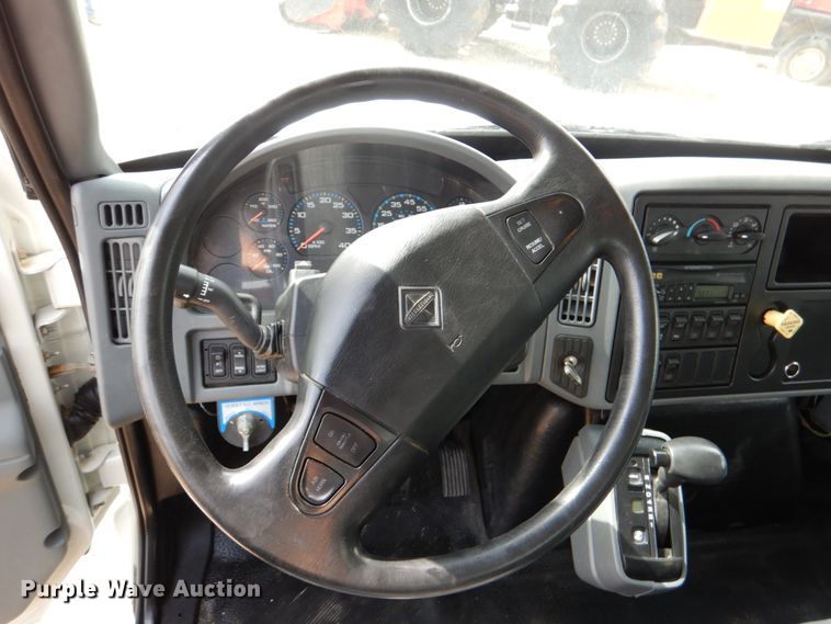 image for item DM3899 2004 International 7400  dump truck