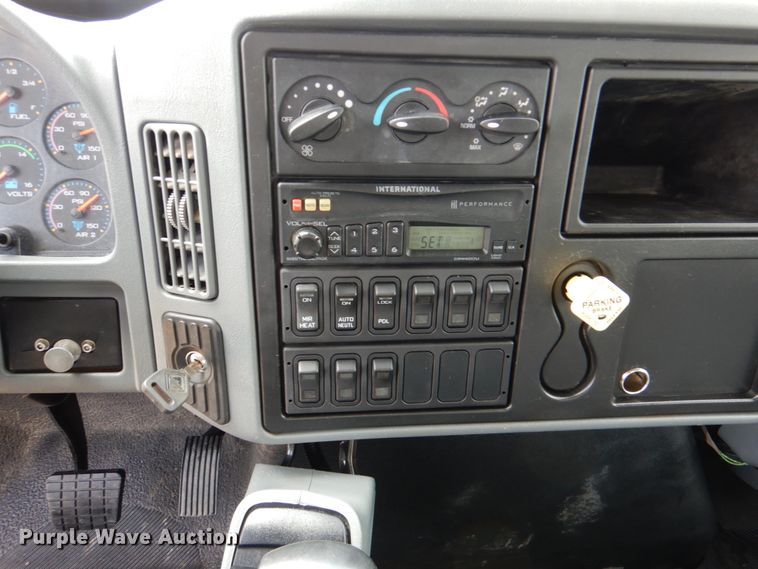 image for item DM3899 2004 International 7400  dump truck