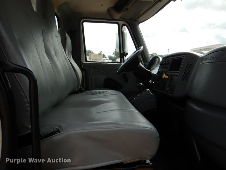 image for item DM3899 2004 International 7400  dump truck