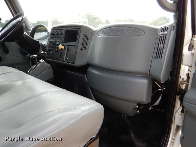 image for item DM3899 2004 International 7400  dump truck