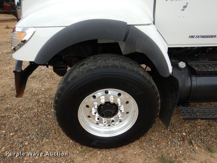 image for item DM3899 2004 International 7400  dump truck