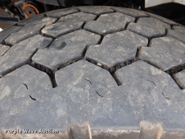 image for item DM3899 2004 International 7400  dump truck