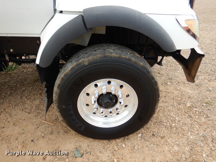 image for item DM3899 2004 International 7400  dump truck