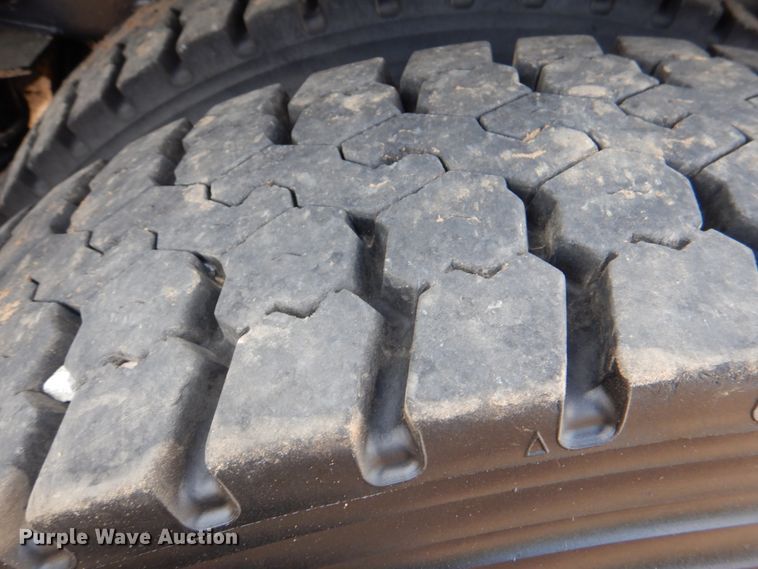 image for item DM3899 2004 International 7400  dump truck