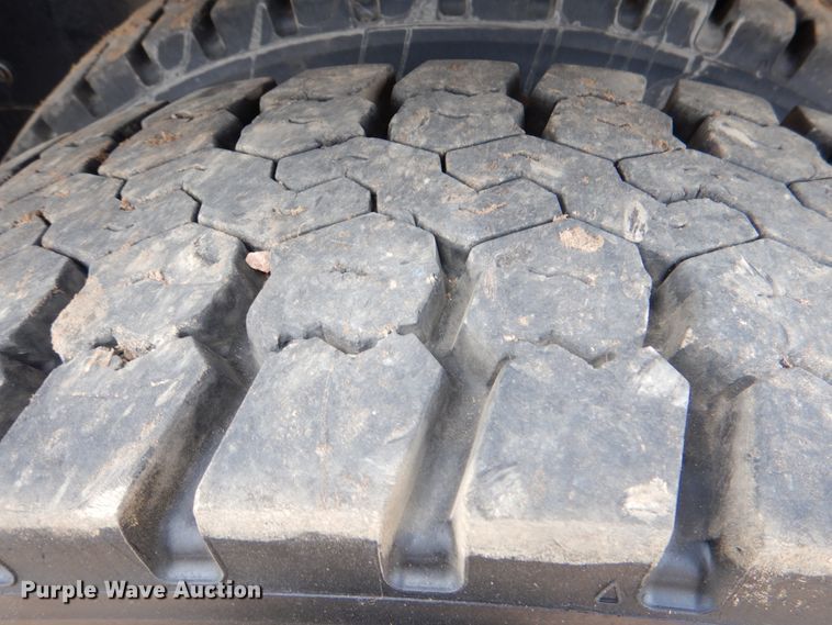 image for item DM3899 2004 International 7400  dump truck