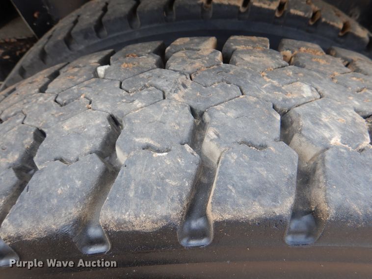 image for item DM3899 2004 International 7400  dump truck