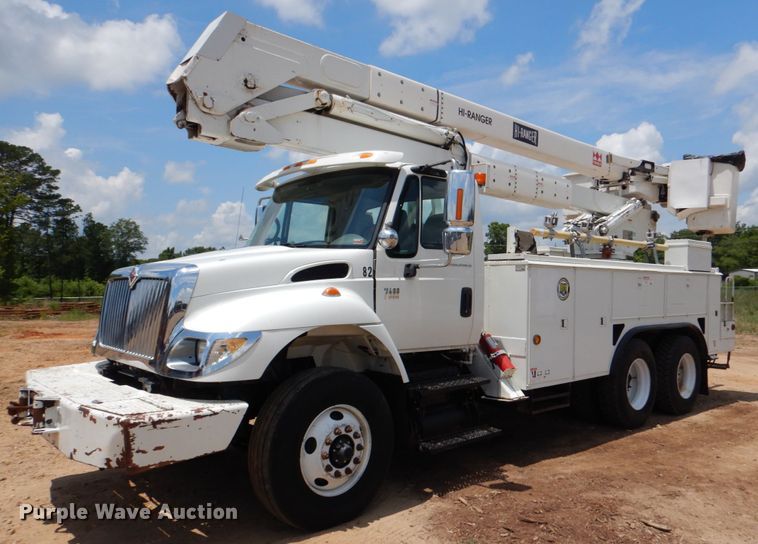 image for item DM3901 2004 International 7400  bucket truck