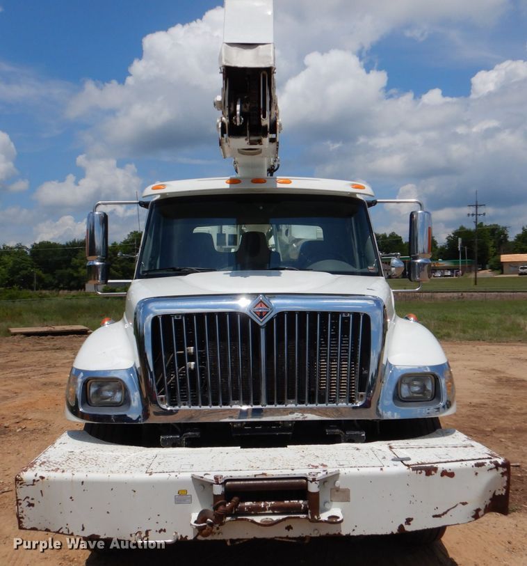 image for item DM3901 2004 International 7400  bucket truck