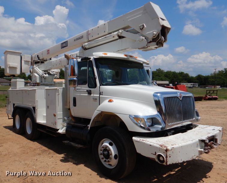 image for item DM3901 2004 International 7400  bucket truck