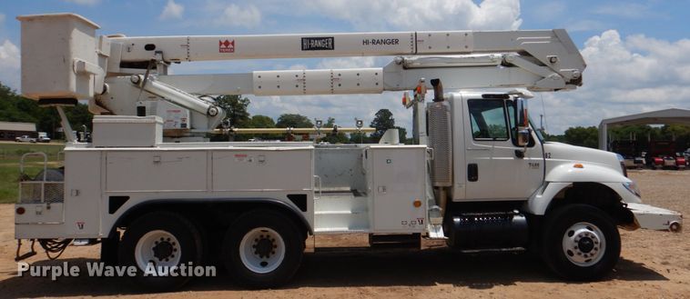 image for item DM3901 2004 International 7400  bucket truck