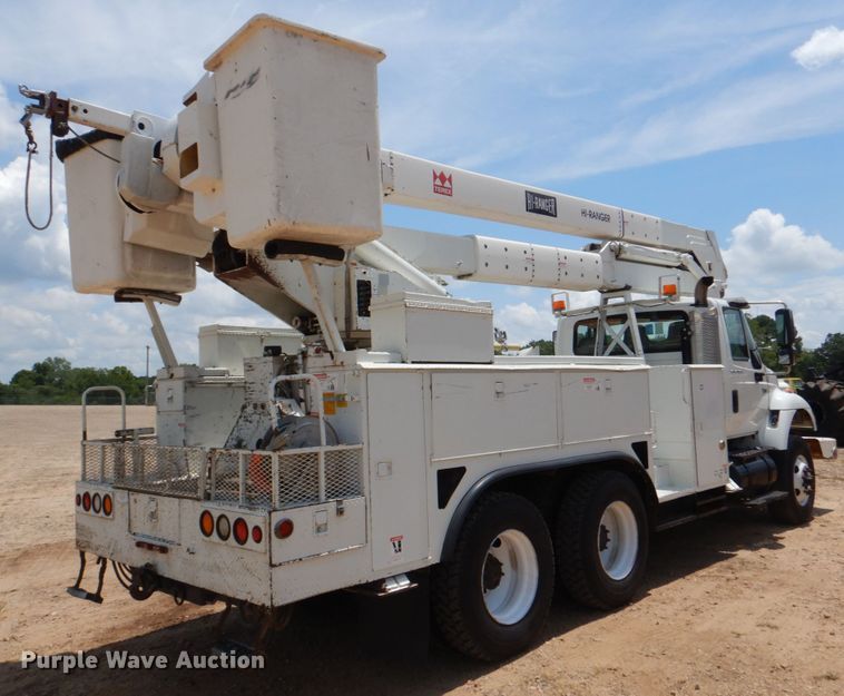 image for item DM3901 2004 International 7400  bucket truck