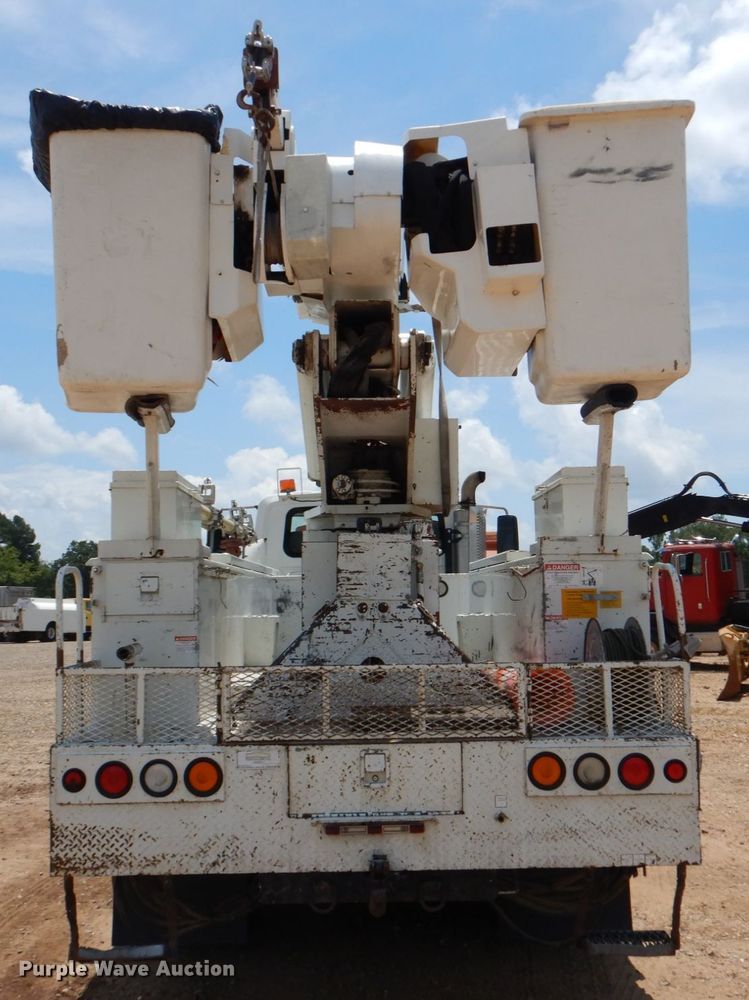 image for item DM3901 2004 International 7400  bucket truck
