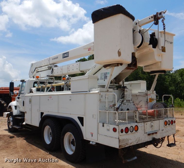 image for item DM3901 2004 International 7400  bucket truck