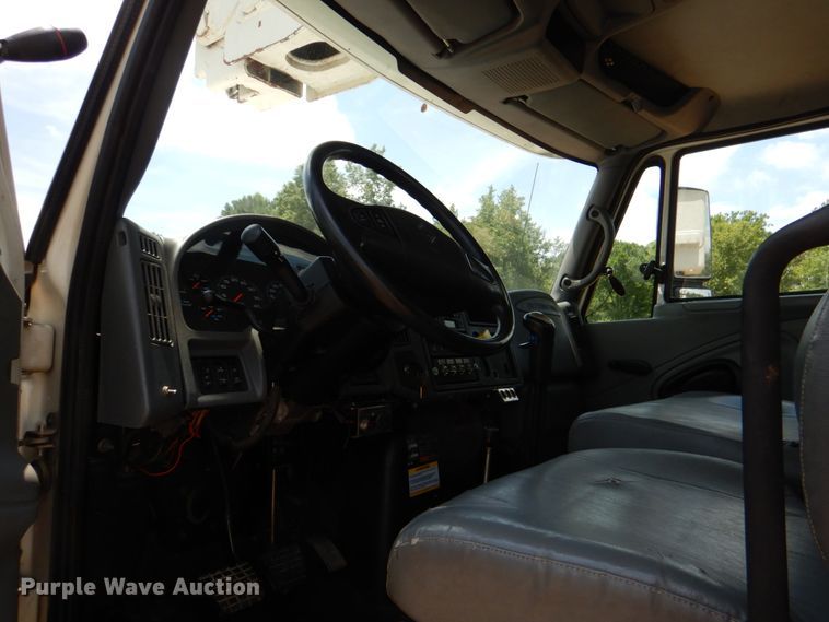 image for item DM3901 2004 International 7400  bucket truck