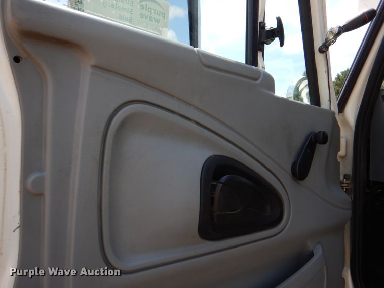 image for item DM3901 2004 International 7400  bucket truck