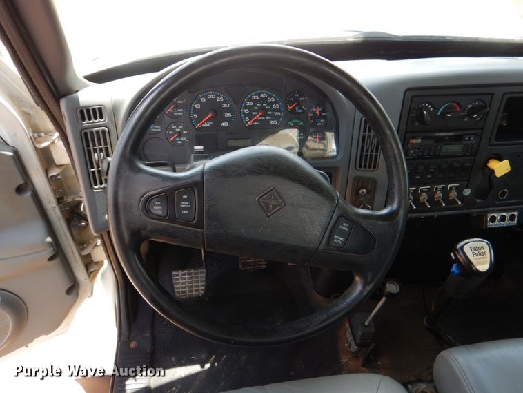 image for item DM3901 2004 International 7400  bucket truck