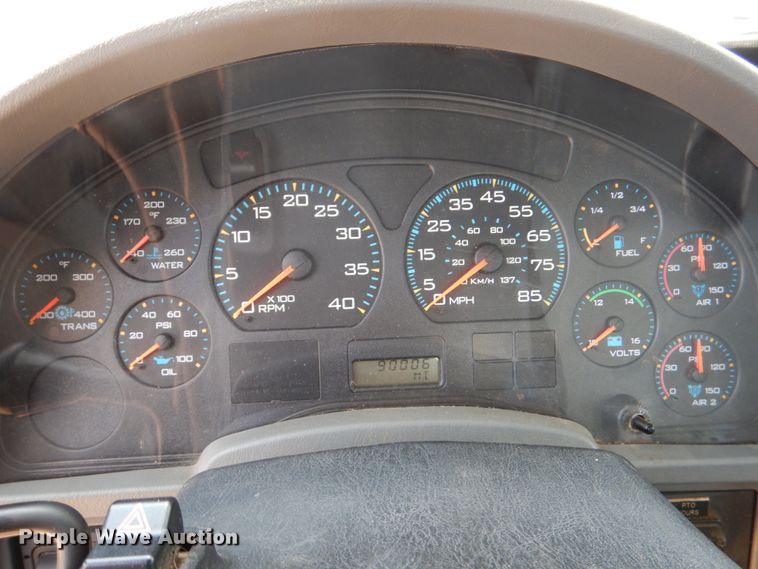 image for item DM3901 2004 International 7400  bucket truck