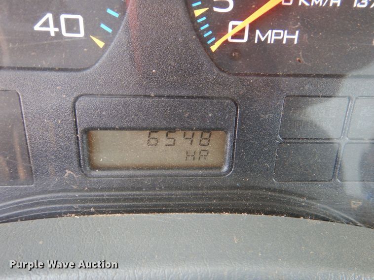 image for item DM3901 2004 International 7400  bucket truck