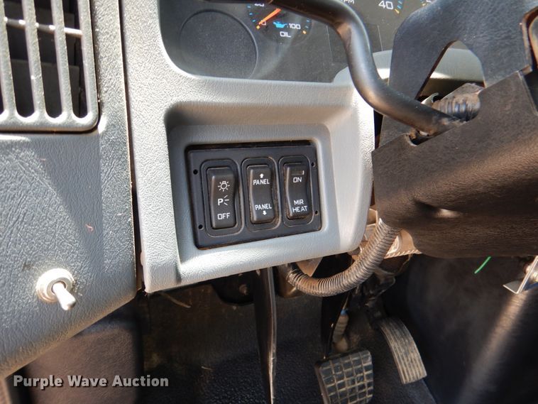 image for item DM3901 2004 International 7400  bucket truck