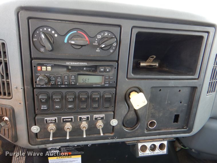 image for item DM3901 2004 International 7400  bucket truck