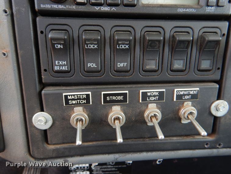 image for item DM3901 2004 International 7400  bucket truck