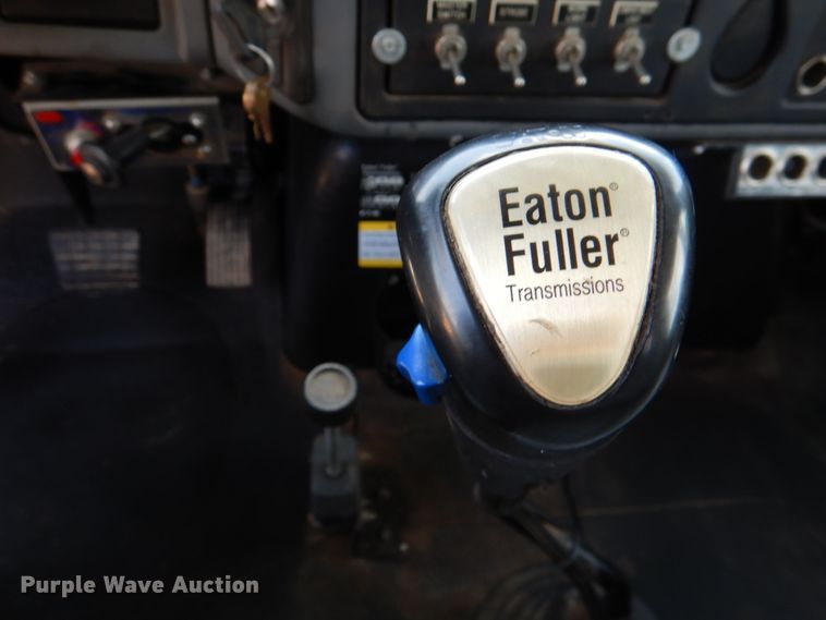 image for item DM3901 2004 International 7400  bucket truck