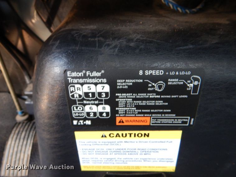 image for item DM3901 2004 International 7400  bucket truck