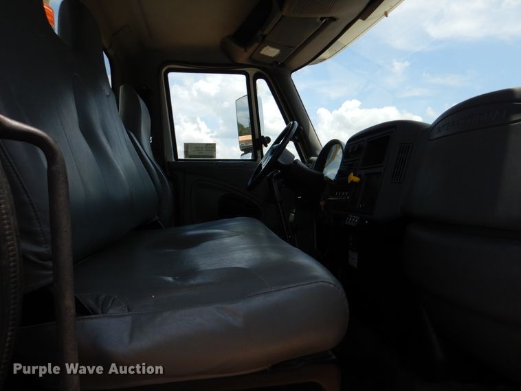 image for item DM3901 2004 International 7400  bucket truck