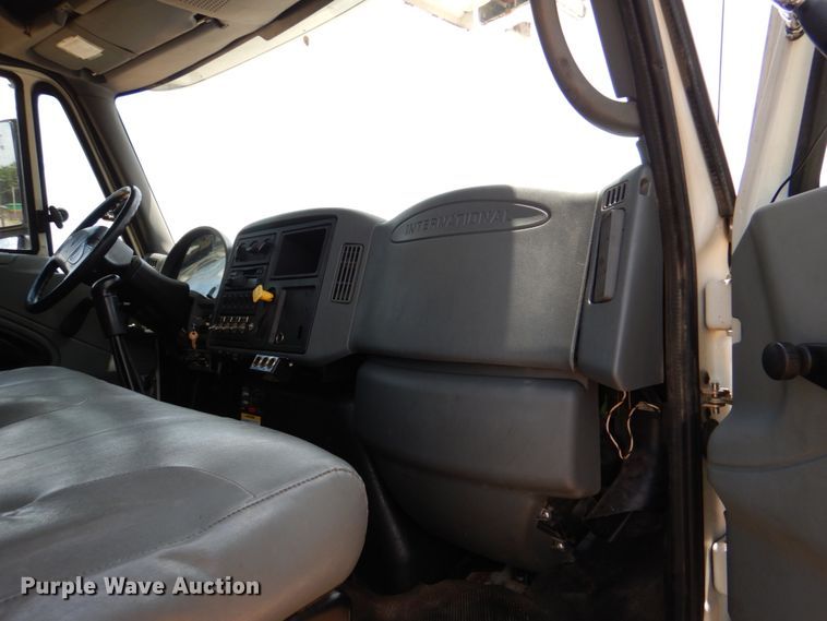 image for item DM3901 2004 International 7400  bucket truck