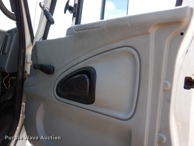 image for item DM3901 2004 International 7400  bucket truck