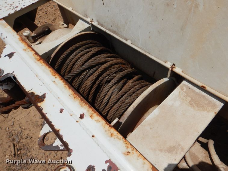 image for item DM3901 2004 International 7400  bucket truck