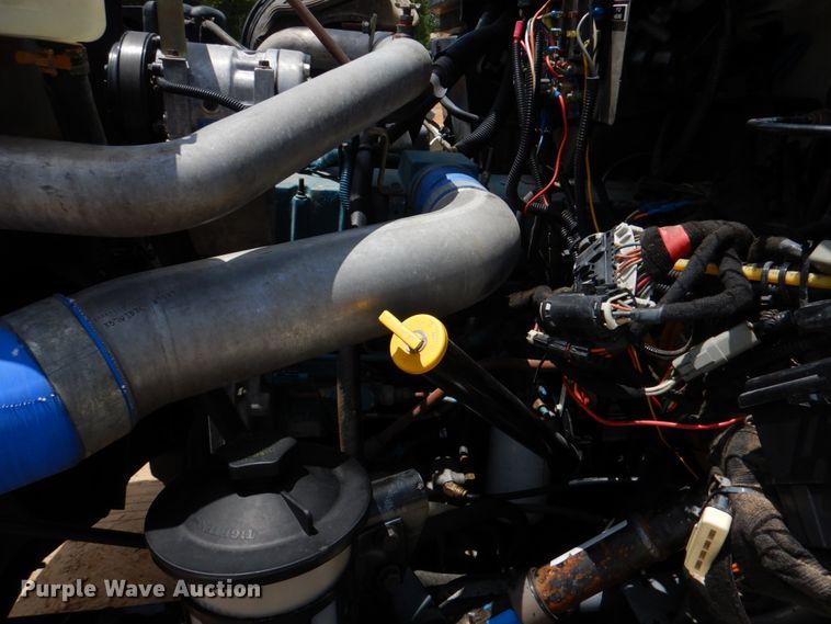 image for item DM3901 2004 International 7400  bucket truck