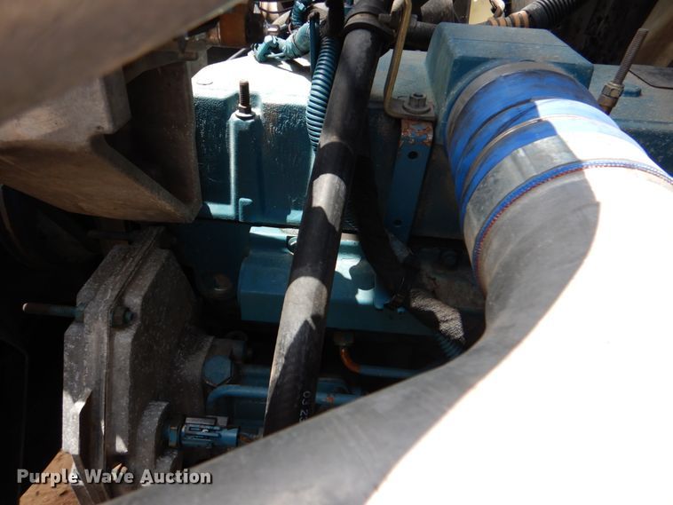 image for item DM3901 2004 International 7400  bucket truck