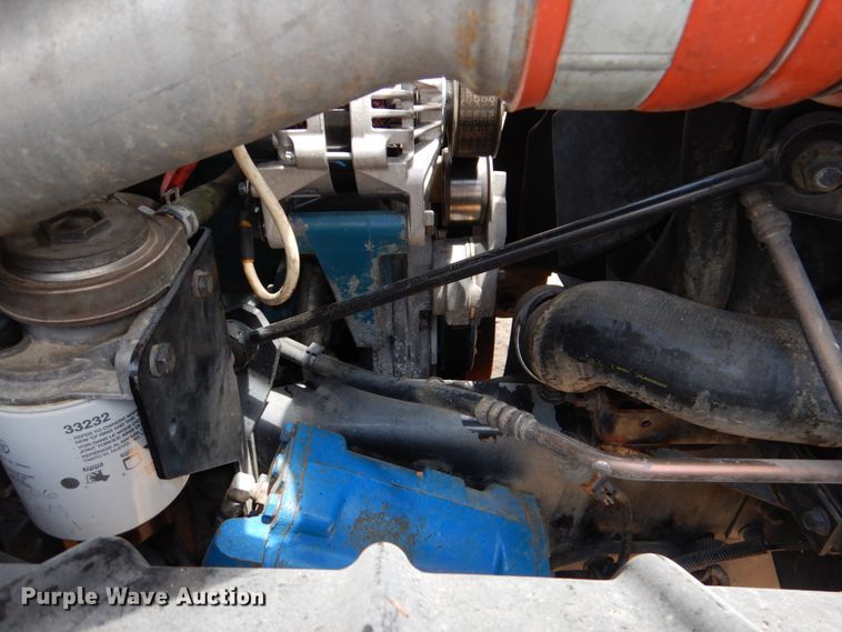 image for item DM3901 2004 International 7400  bucket truck