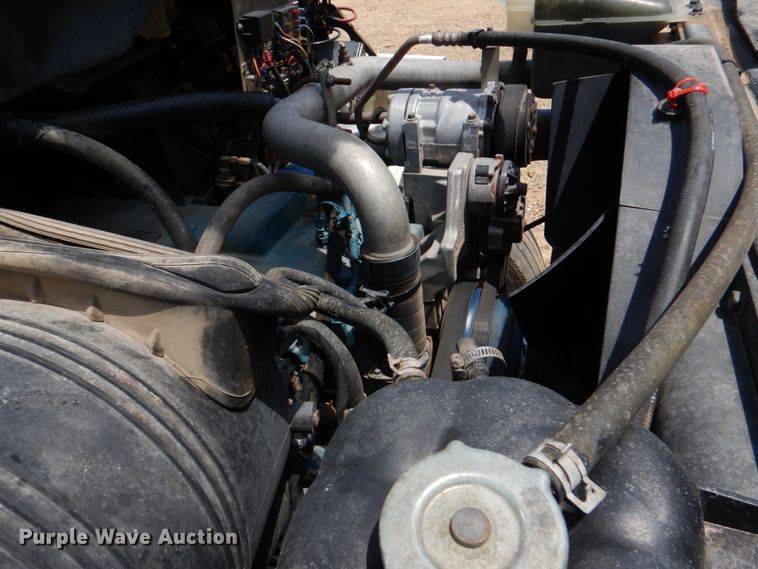 image for item DM3901 2004 International 7400  bucket truck