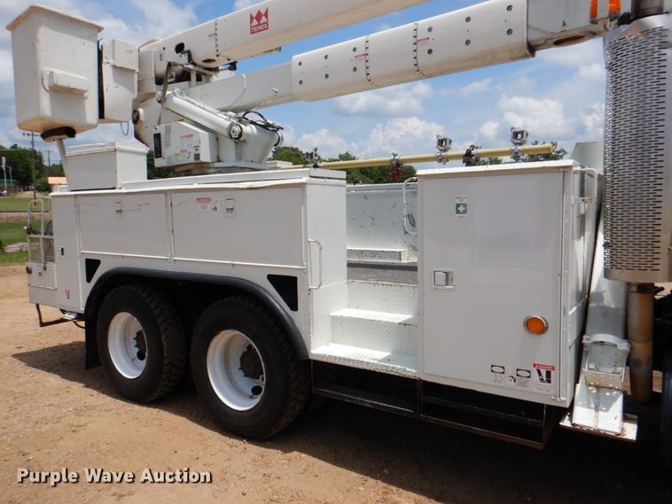 image for item DM3901 2004 International 7400  bucket truck