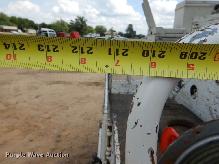 image for item DM3901 2004 International 7400  bucket truck