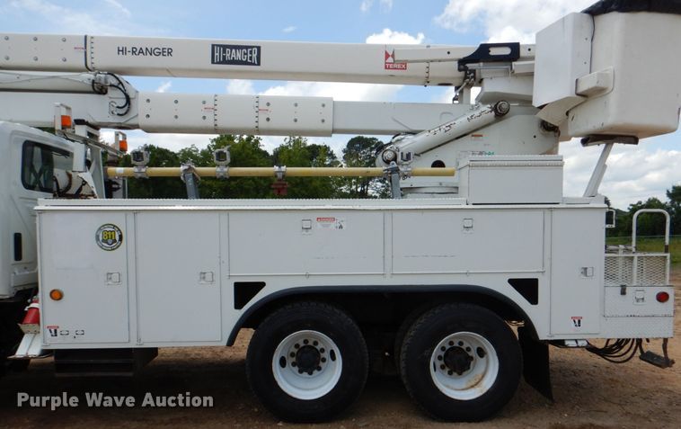 image for item DM3901 2004 International 7400  bucket truck