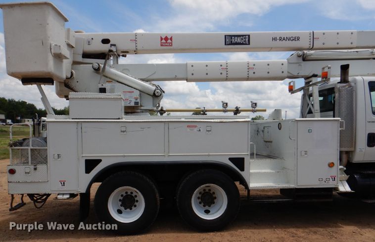 image for item DM3901 2004 International 7400  bucket truck