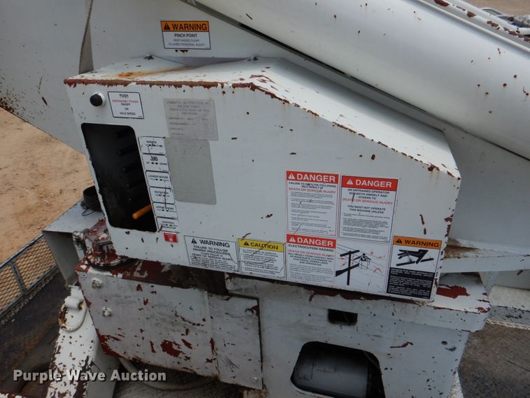 image for item DM3901 2004 International 7400  bucket truck