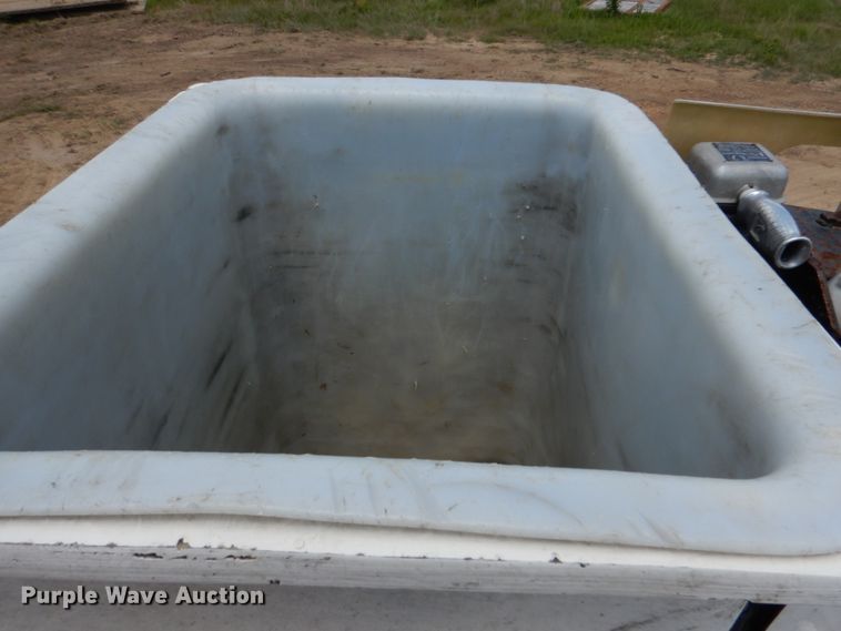 image for item DM3901 2004 International 7400  bucket truck