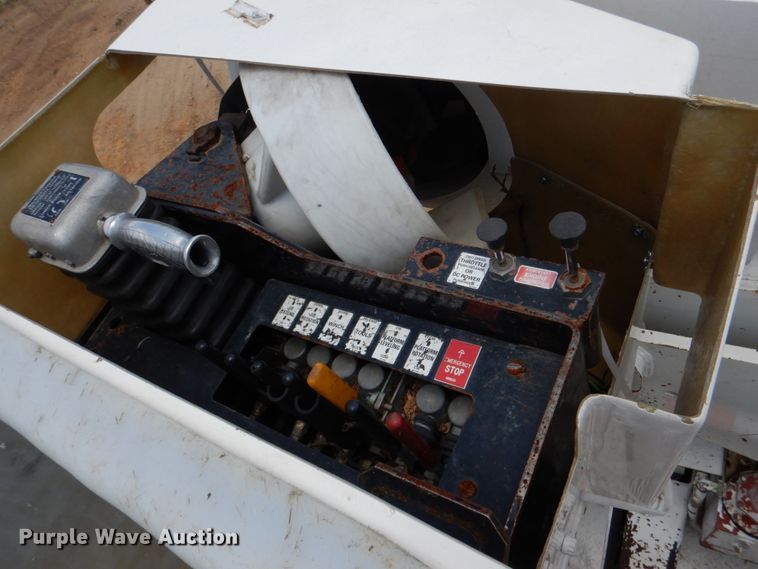 image for item DM3901 2004 International 7400  bucket truck