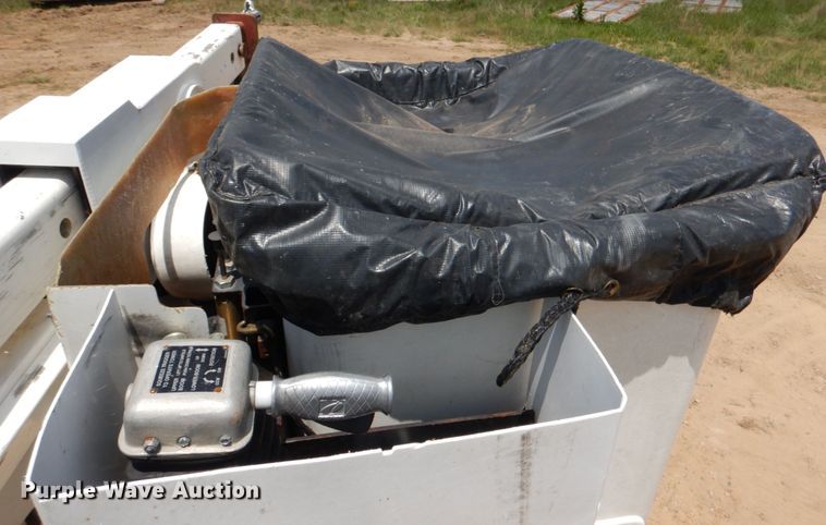 image for item DM3901 2004 International 7400  bucket truck