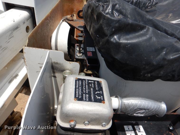 image for item DM3901 2004 International 7400  bucket truck